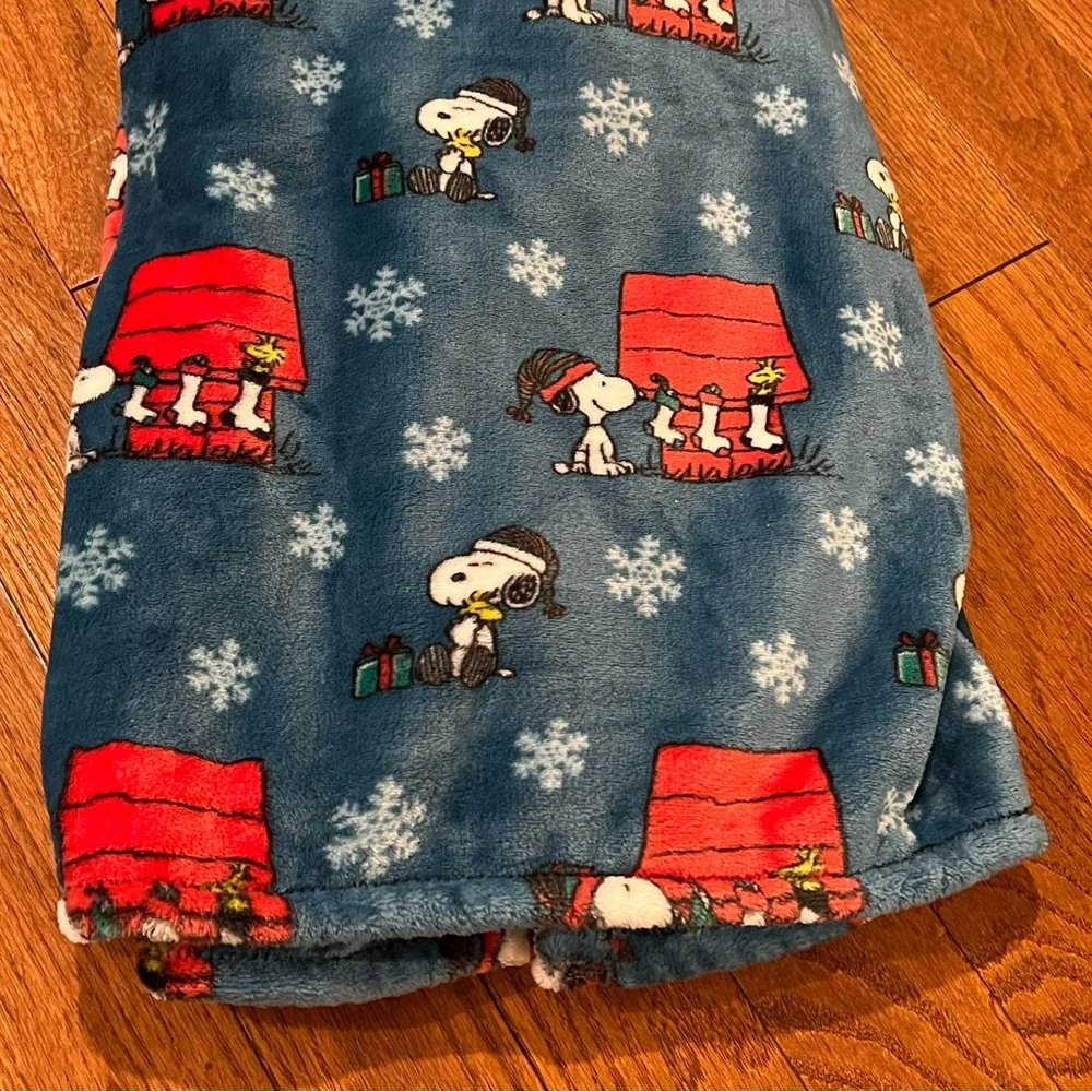 NEW Peanuts Holiday Christmas Snowflakes Snoopy Throw Berkshire 50” x 70”